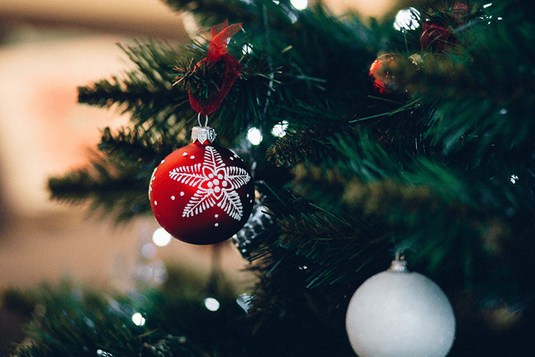 Ein geschmückter Weihnachtsbaum