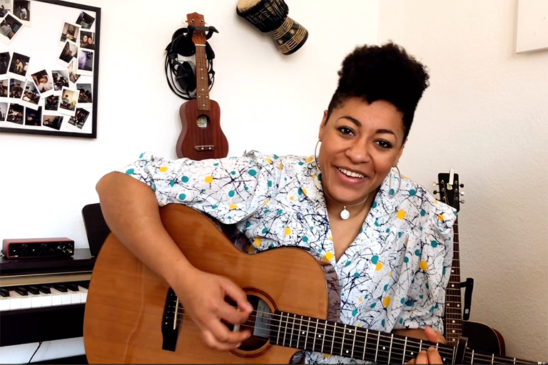 SofaConcerts Musikerin Diana Ezerex singt eine Musikbotschaft