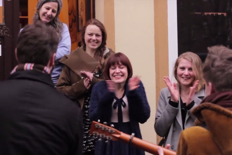 Band statt Pralinen – Walk Act im Einkaufszentrum