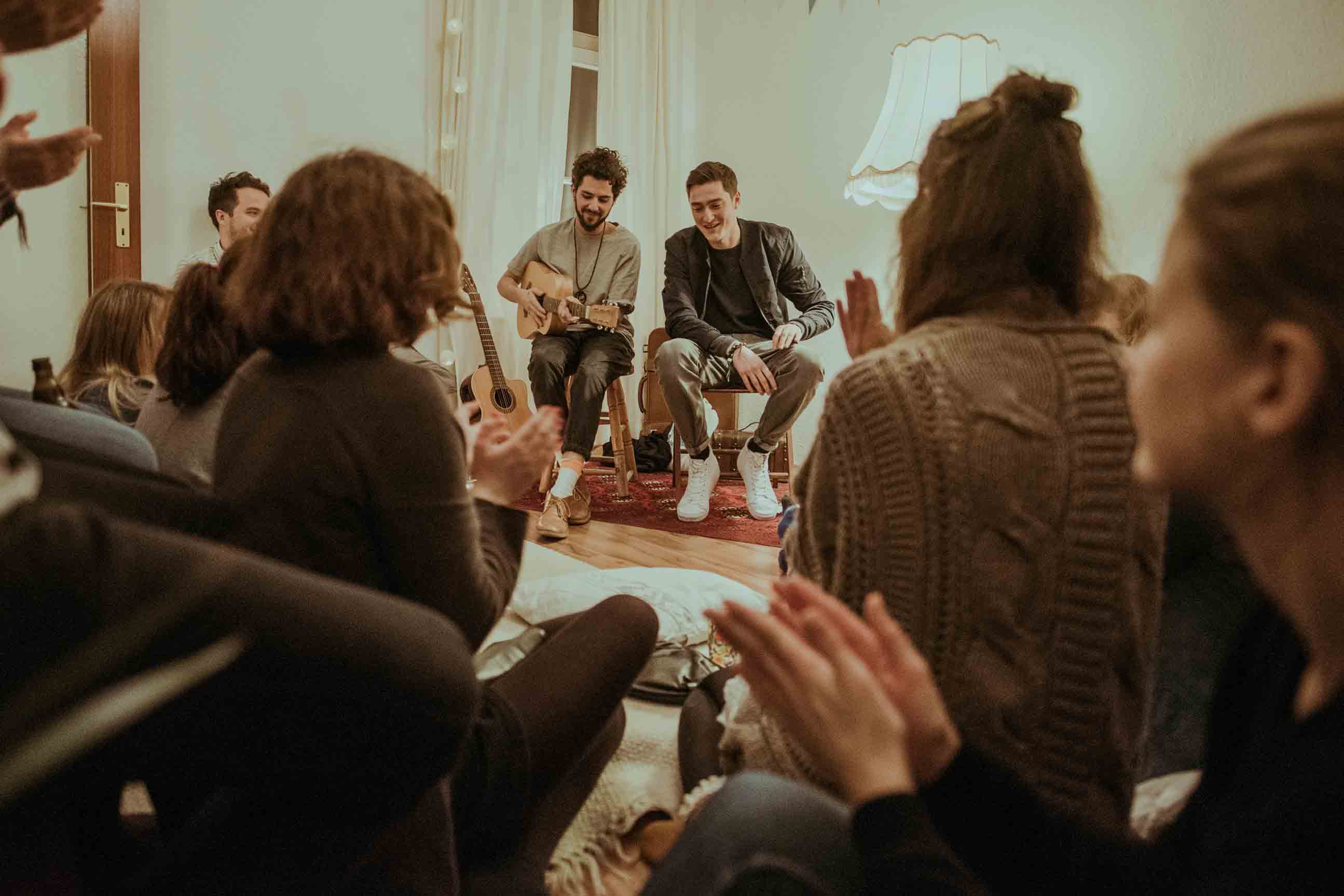 Duo spielt ein Wohnzimmerkonzert