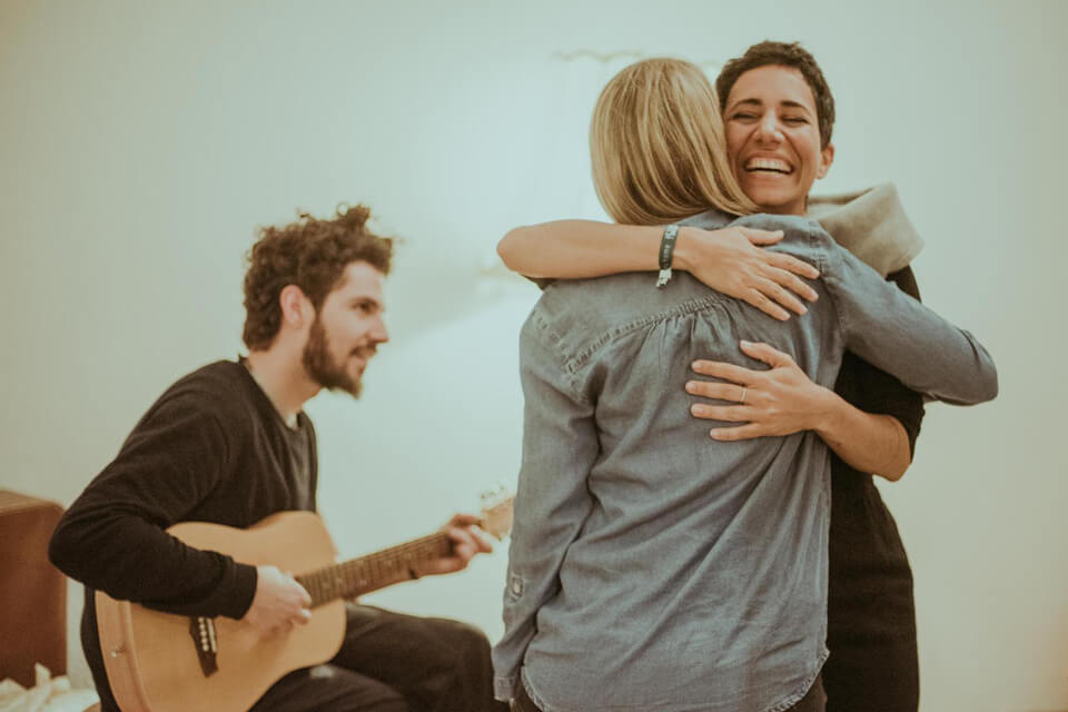 Frau bedankt sich für eine Geburtstagsüberraschung