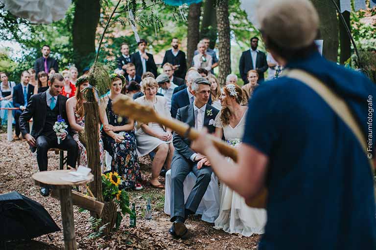Musiker spielt Konzert bei Hochzeit