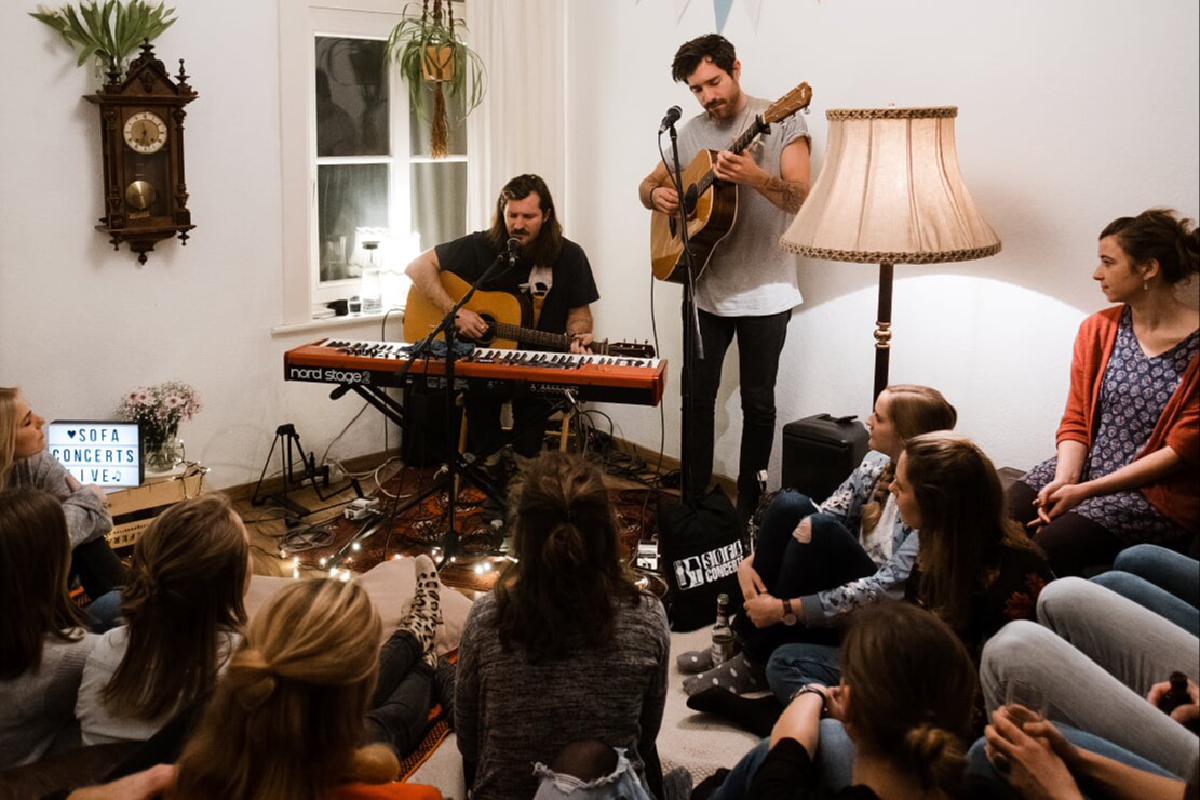 Amistat vor Publikum auf Wohnzimmerkonzert