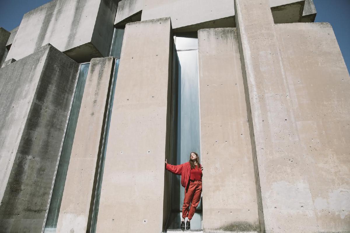 Musikerin Gina vor Hauswand