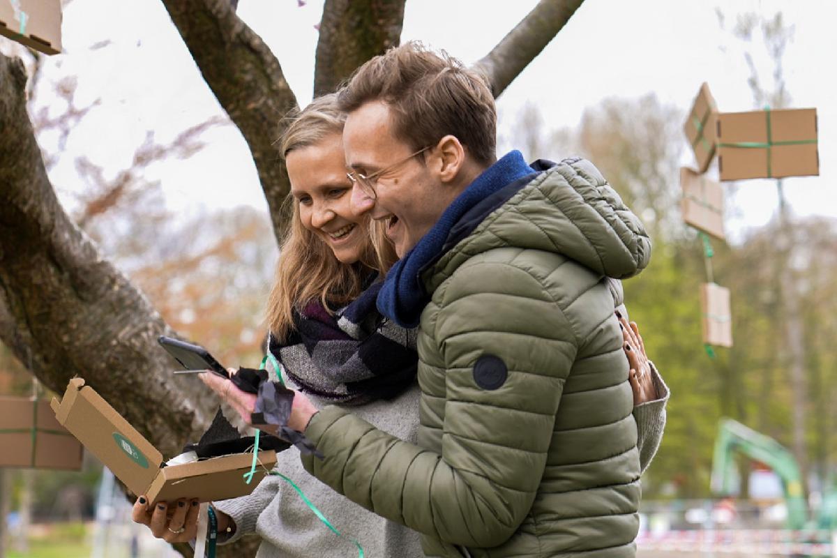 Lachendes Paar schaut auf ein Handy