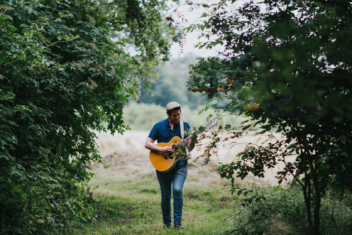 Musiker spielt draußen Gitarre