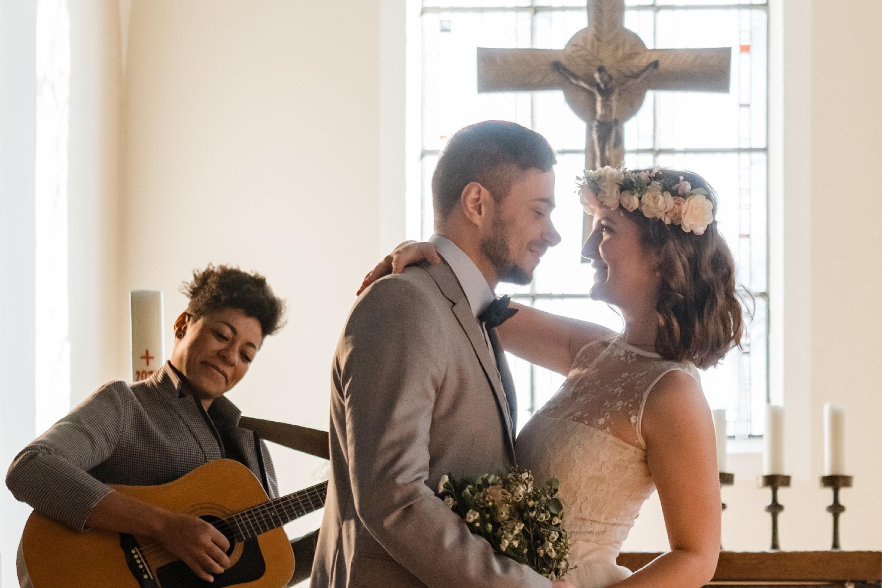 Ehepaar kurz vor Kuss in Kirche mit Sängerin