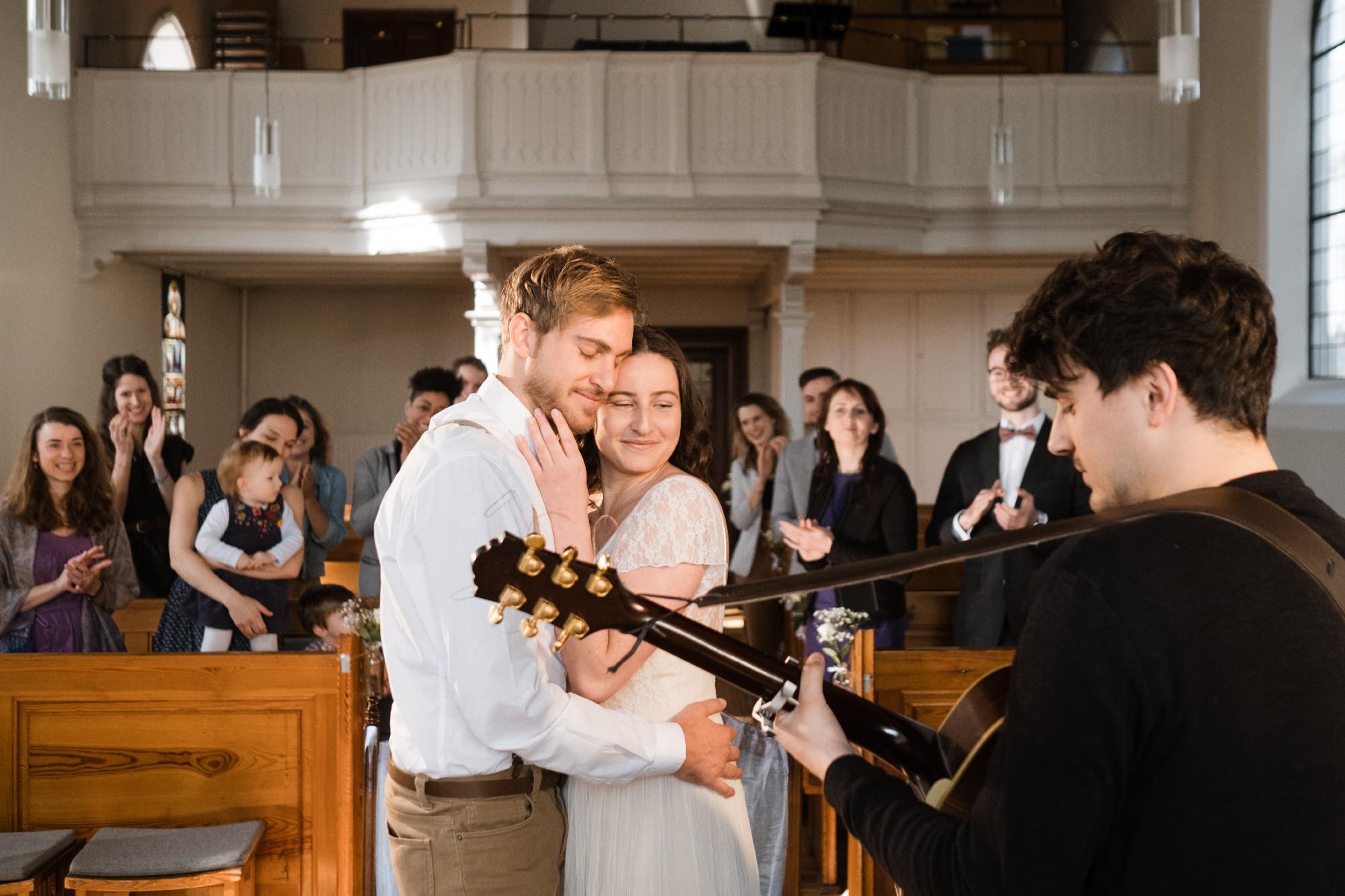 Ehepaar genießt in Kirche Musik 
