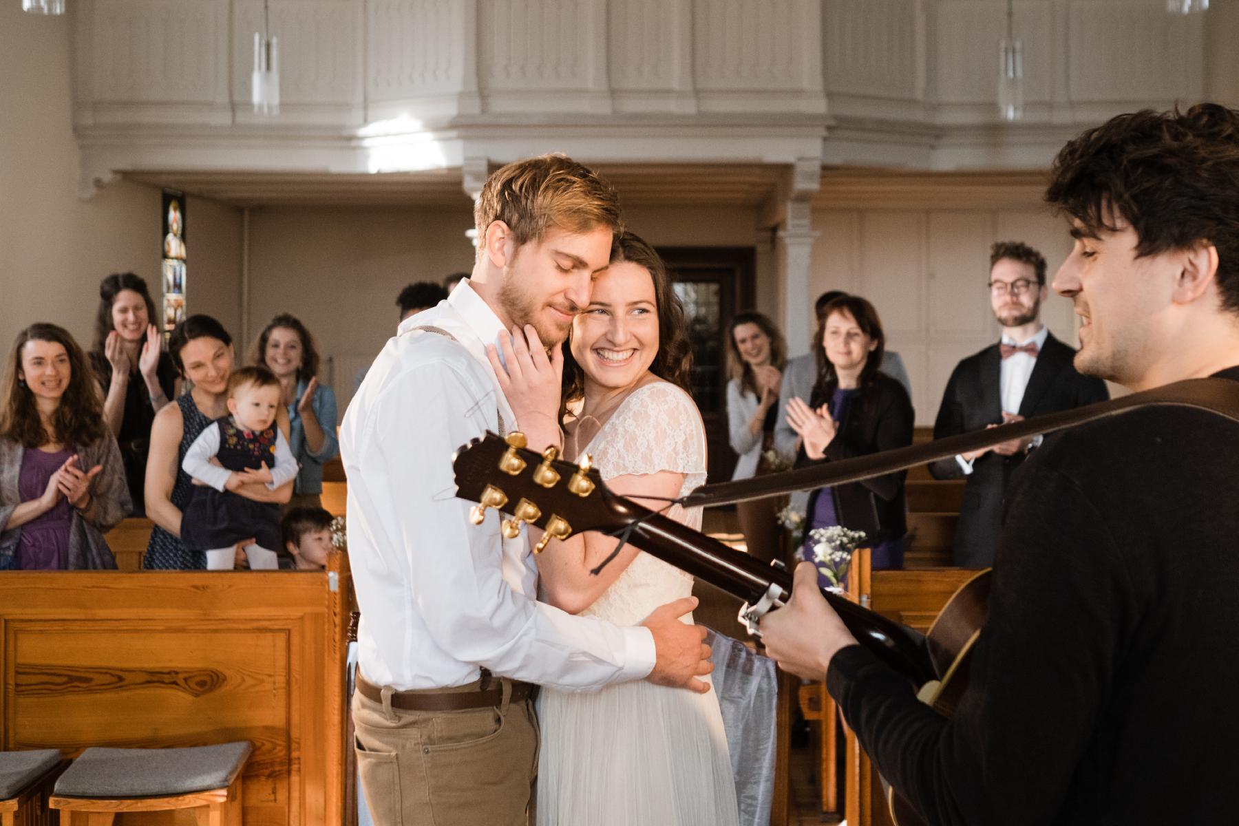 Ehepaar genießt Musik auf Hochzeit