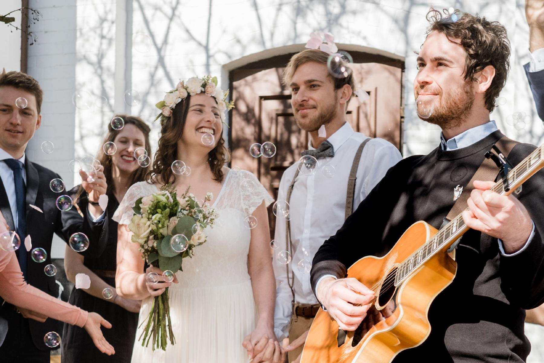 Hochzeitmusiker mit Brautpaar