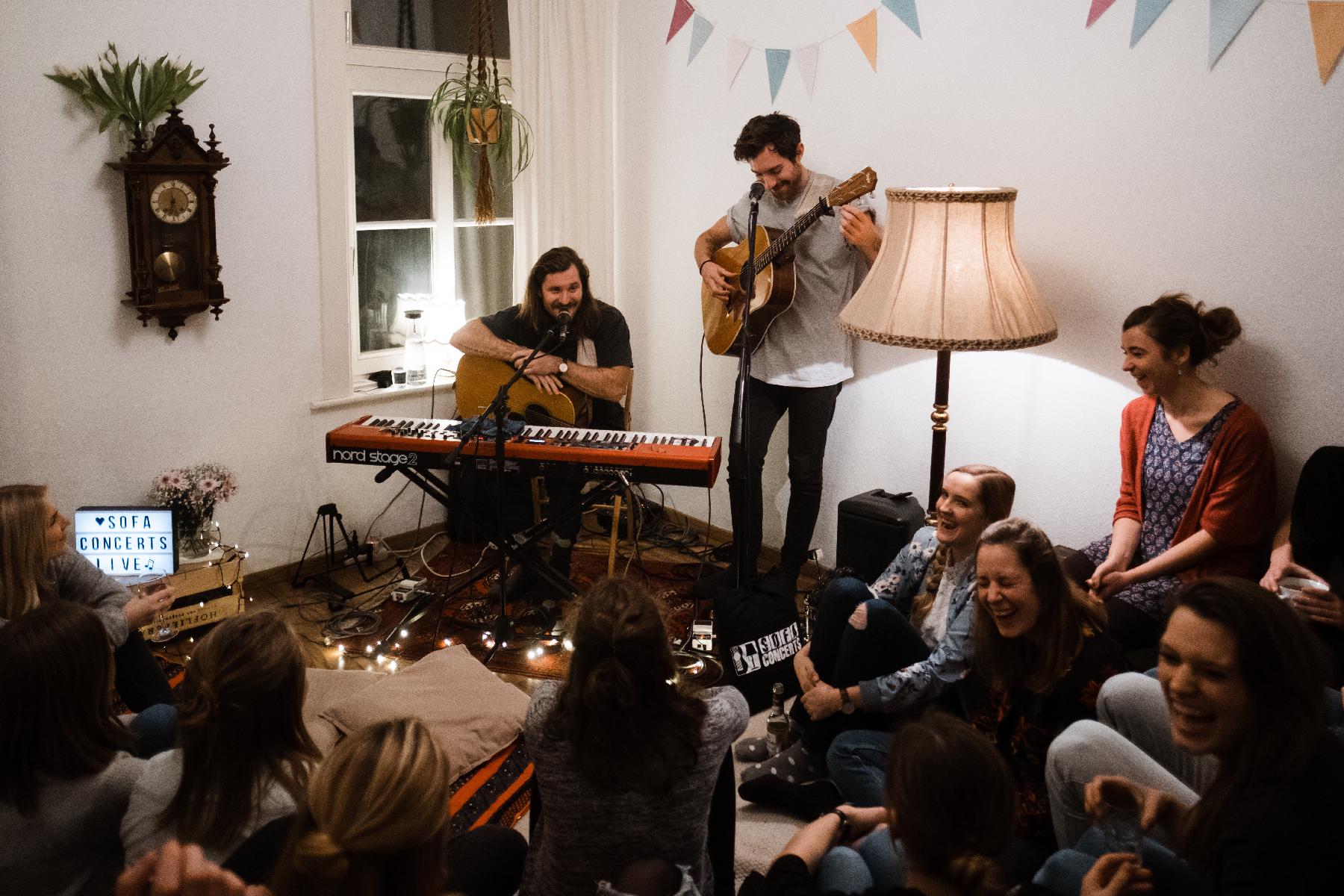 Amistat Band spielt Wohnzimmerkonzert