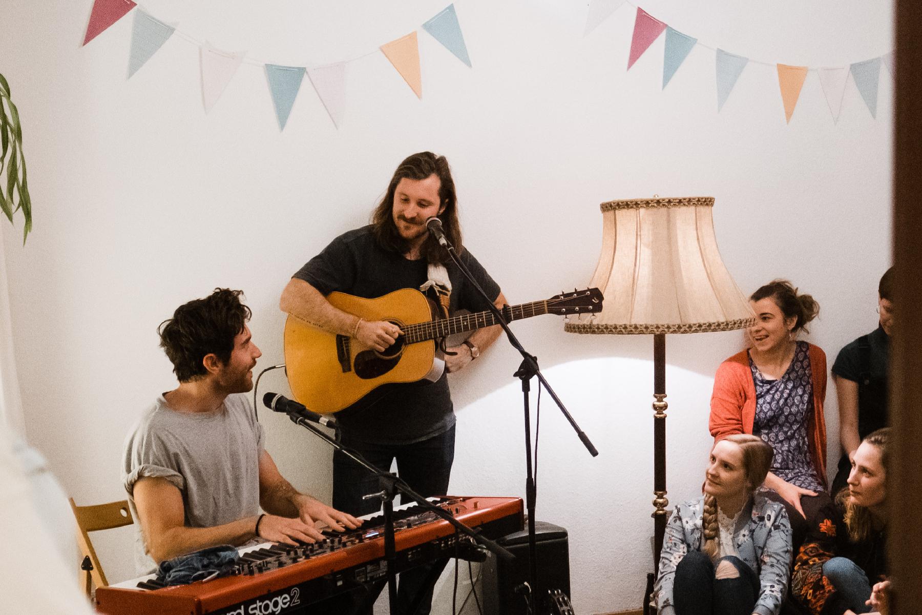 Amistat Band spielt Wohnzimmerkonzert