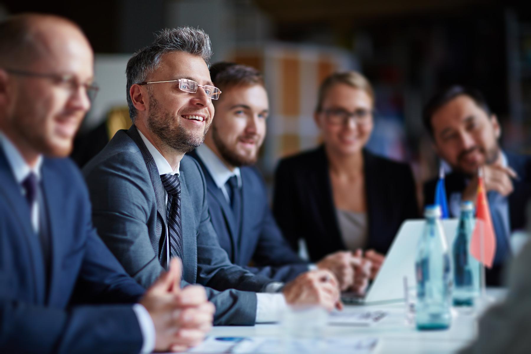 Team sitzt an einem Konferenztisch in einem Meeting