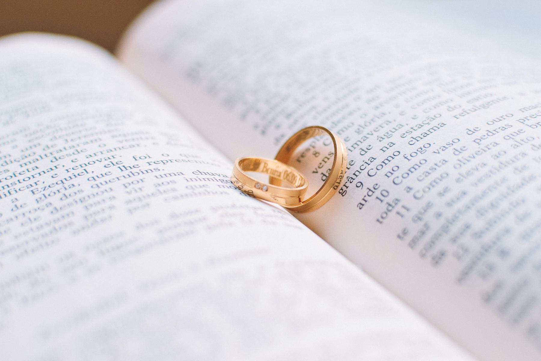 Zwei goldene Ringe auf einem Buch