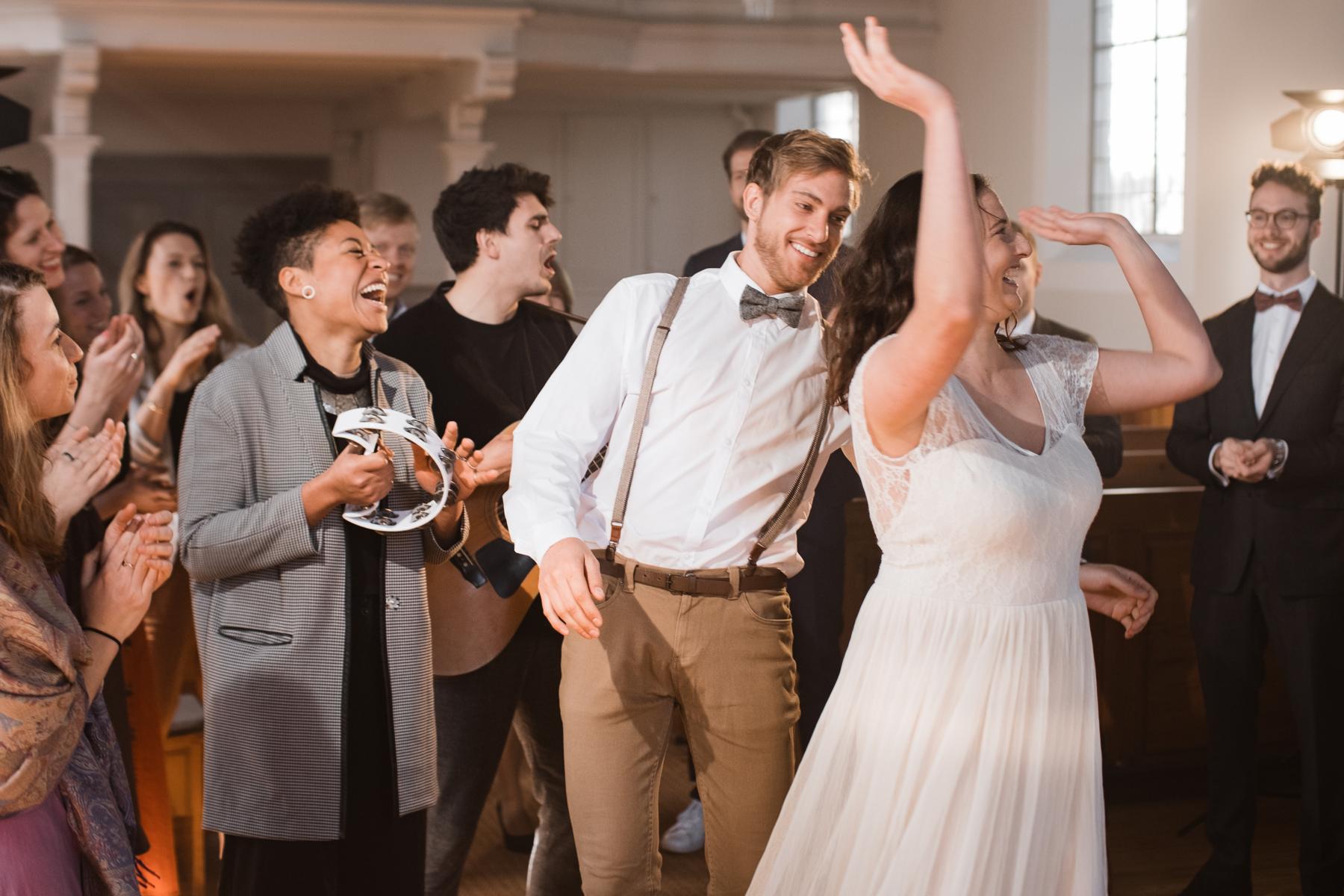 Hochzeitsband spielt und bringt Hochzeitsgesellschaft zum tanzen 