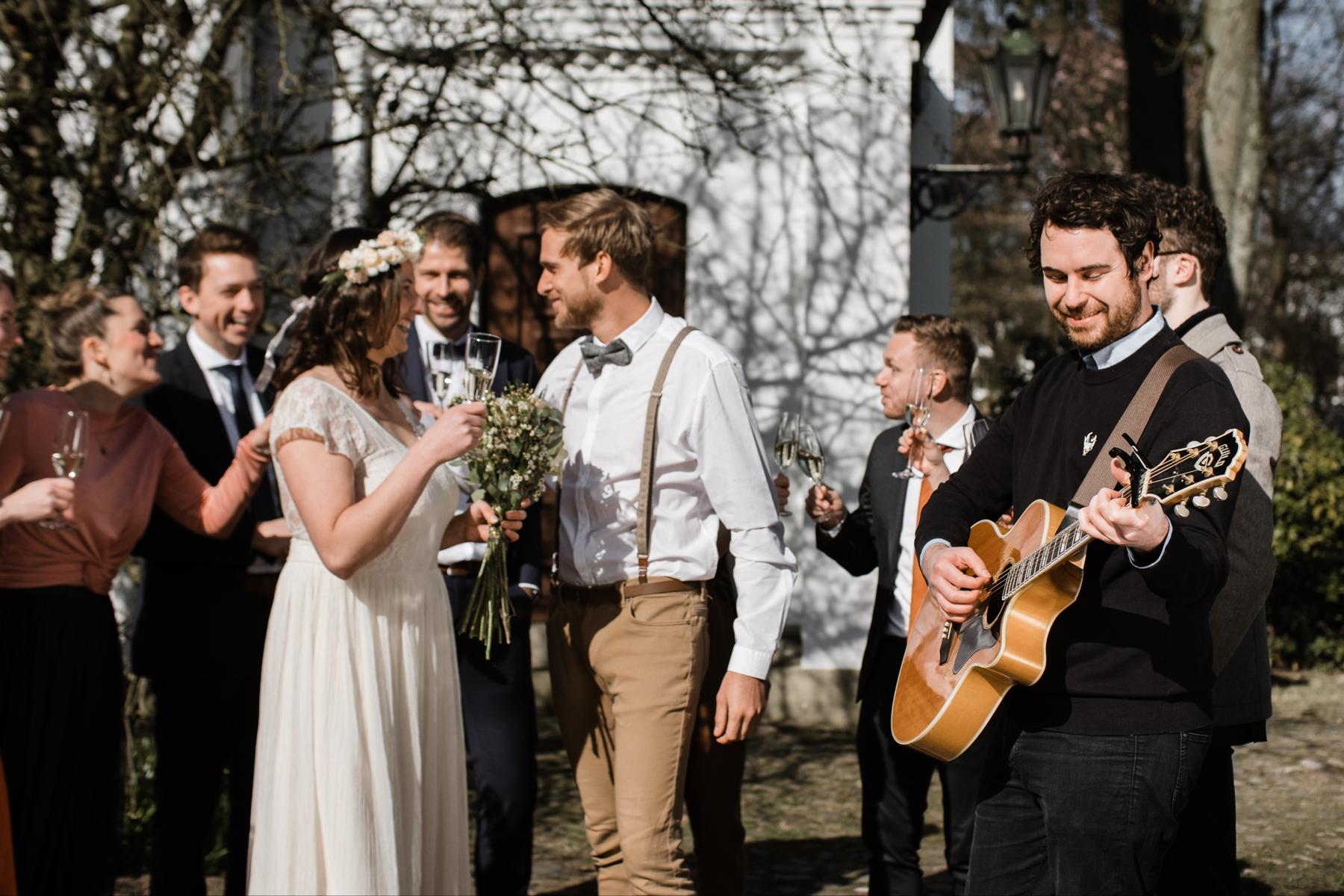 Band spielt Lied auf Gitarre für Brautpaar