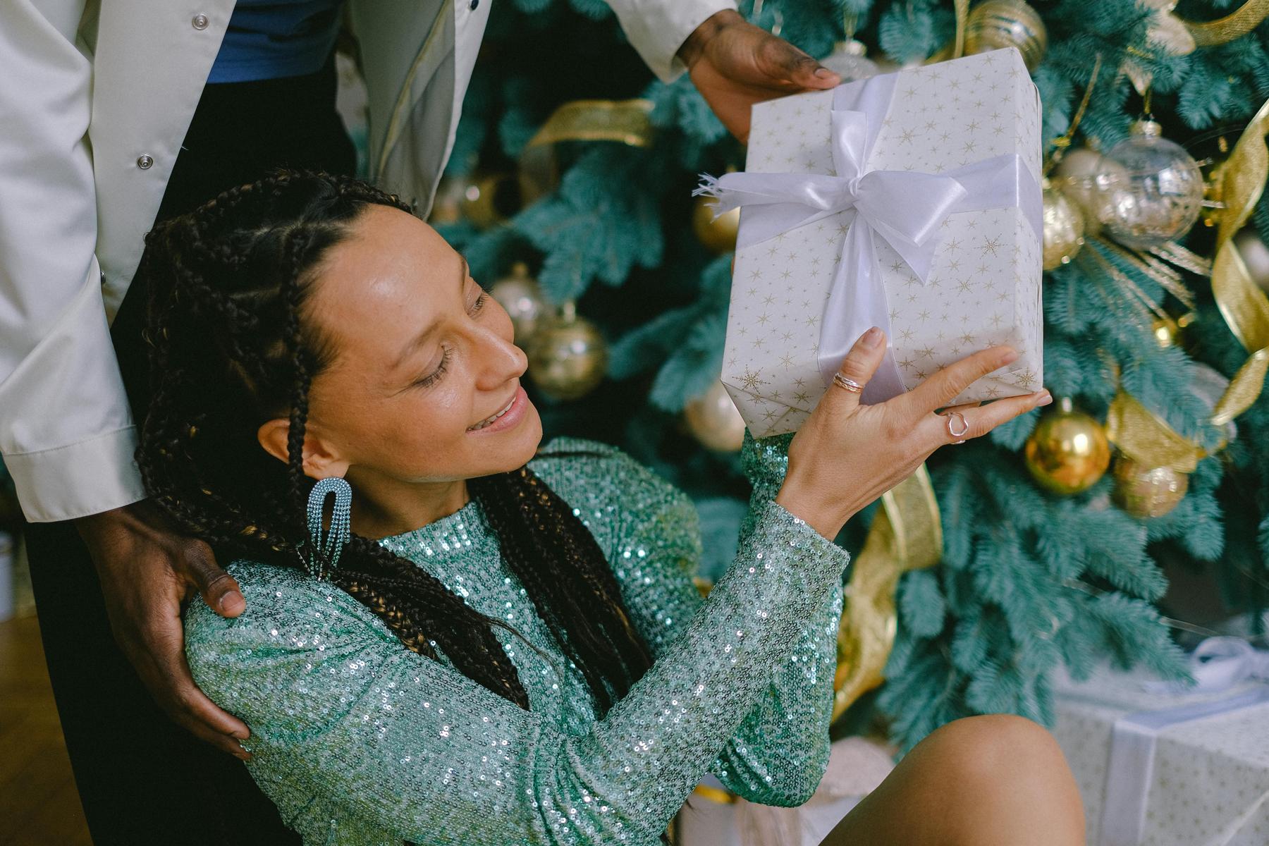 Frau mit Geschenk in der Hand
