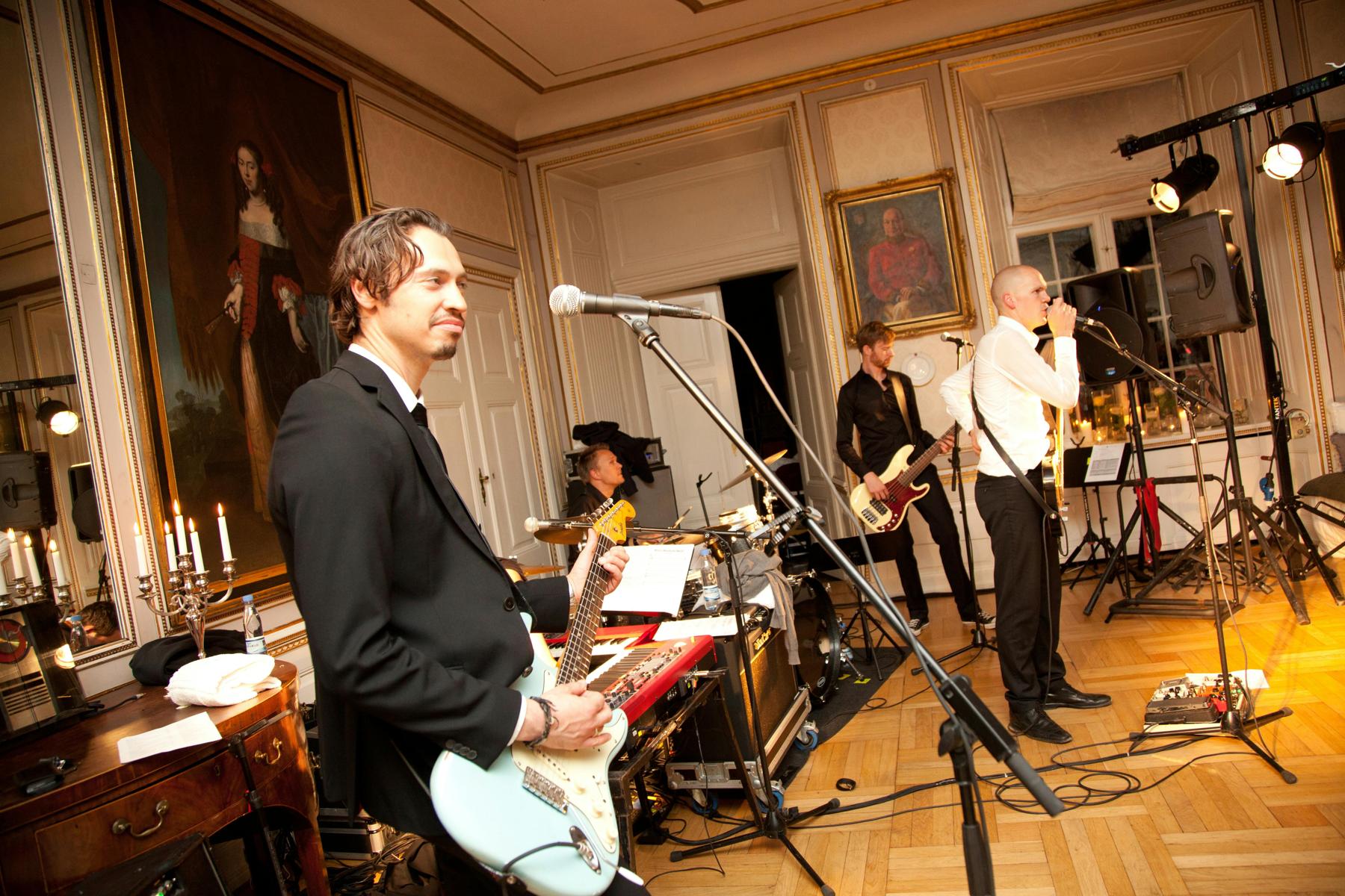 Band spielt auf einer Feier
