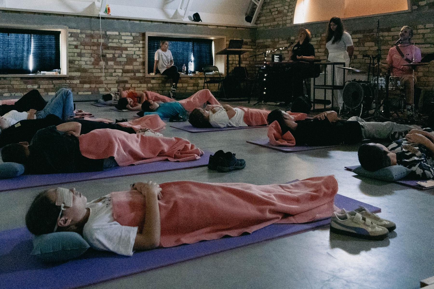 Liegende Kinder auf einem Schlafkonzert in der Ukraine